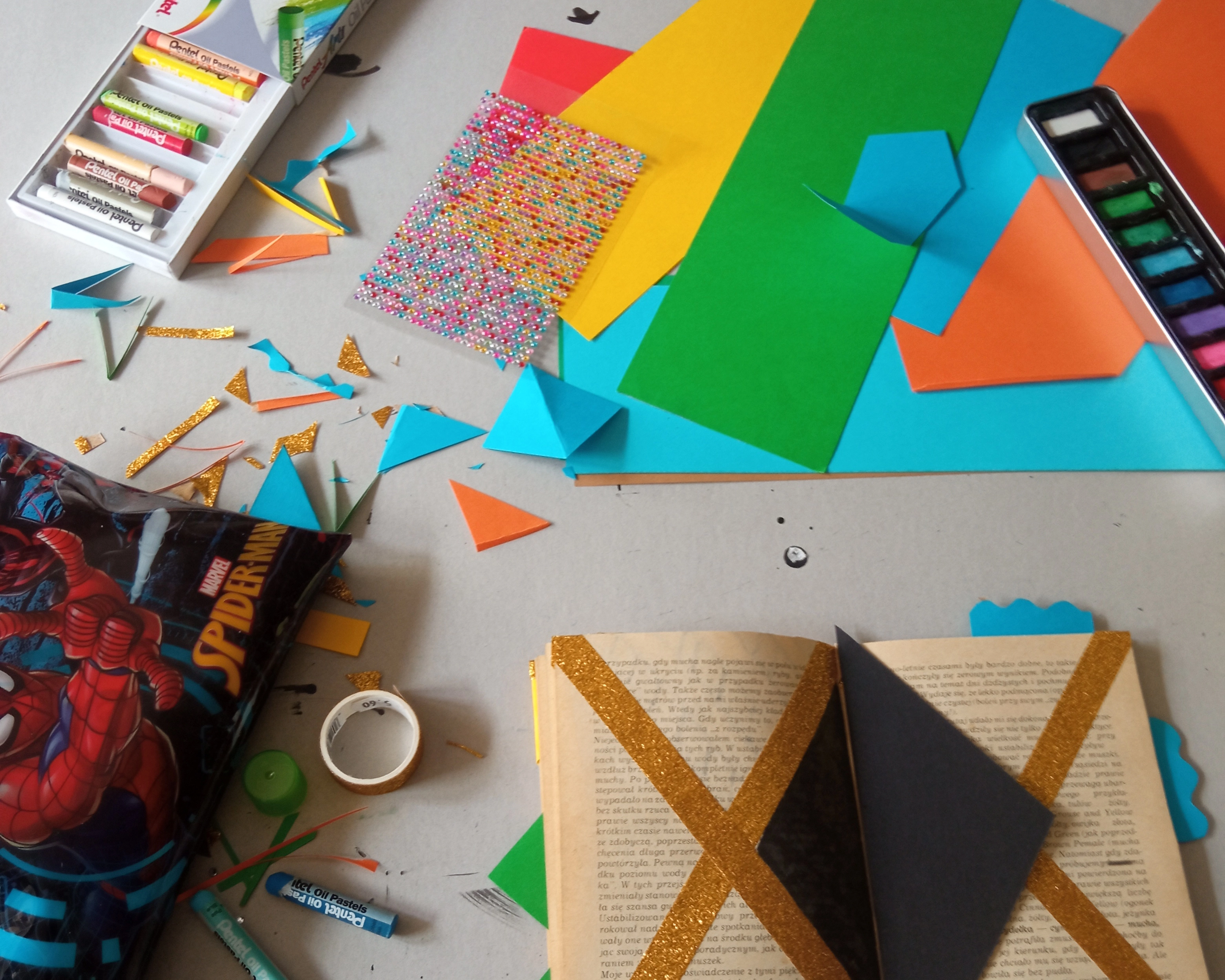 Foto de una mesa con materiales en un taller de libro artístico